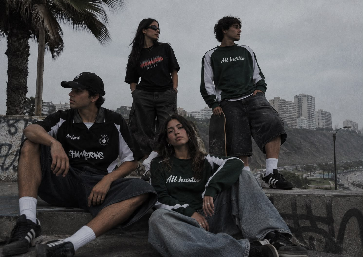 Grupo de modelos con ropa Vanargand en una tarde urbana costera